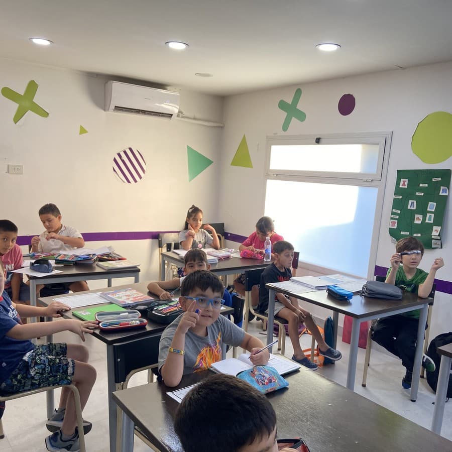 Alumnos participando de una clase de inglés