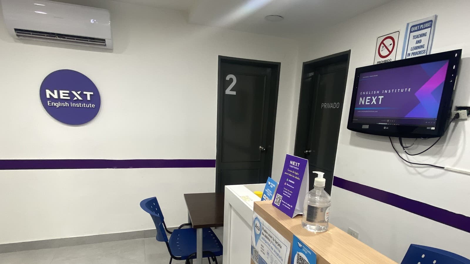 Recepción de la sede de Next English Institute en Av. El Trébol 31, La Unión, Ezeiza